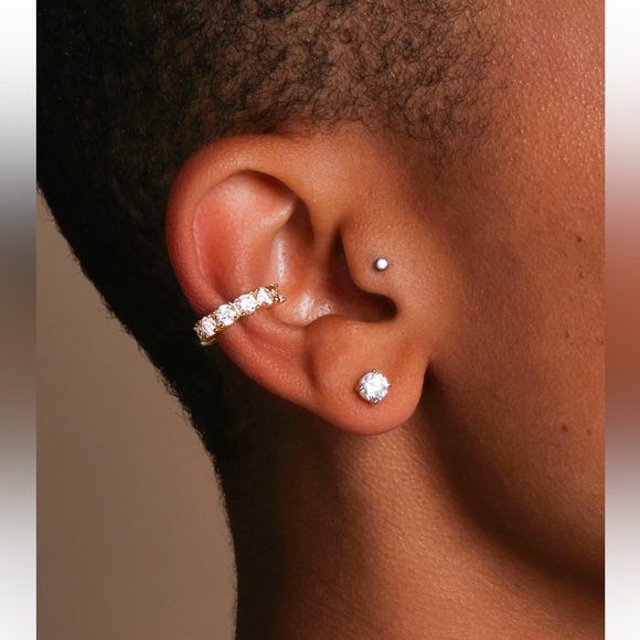 NWT Melinda Maria “Oh She Fancy" Ear Cuff
18K Gold White Diamondettes Retail $52 - Picture 3 of 6